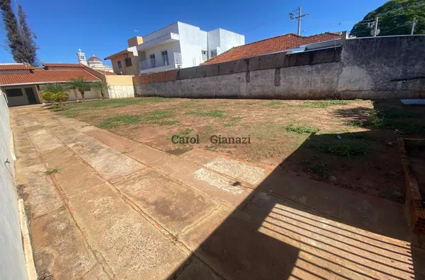 CA2266- Casa  com terreno amplo e versátil para venda no Centro de Assis