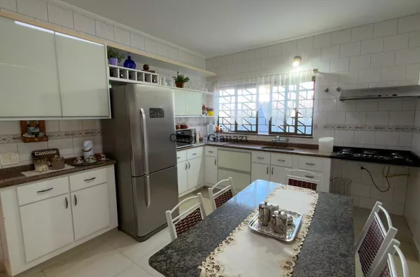 CA3036-Casa de Alto Padrão com Piscina e Estúdio Comercial à Venda – Conjunto Habitacional Irmã Catarina