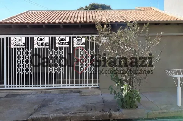 CA84- CASA A VENDA NA VILA CENTRAL