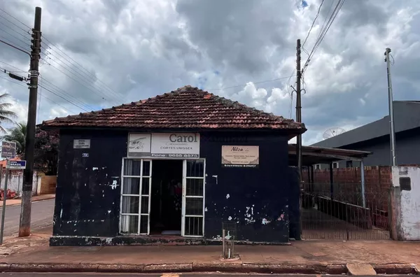 SA1845- Casa com ponto comercial térrea para venda no centro de Florínea