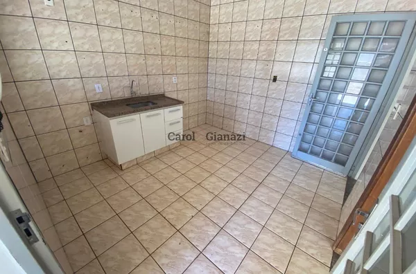 CA2266- Casa  com terreno amplo e versátil para venda no Centro de Assis