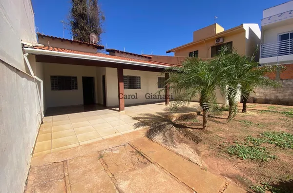CA2266- Casa  com terreno amplo e versátil para venda no Centro de Assis