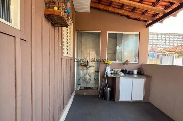 CA2435- Casa  de esquina para Venda no Centro de Assis