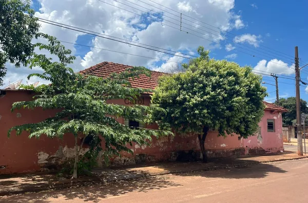 SA1845- Casa com ponto comercial térrea para venda no centro de Florínea