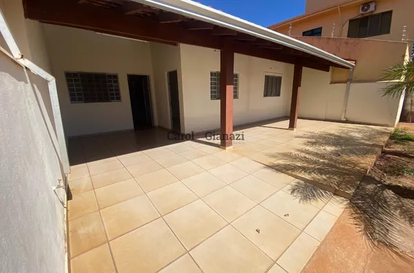 CA2266- Casa  com terreno amplo e versátil para venda no Centro de Assis