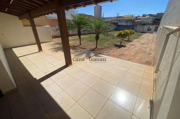 CA2266- Casa  com terreno amplo e versátil para venda no Centro de Assis