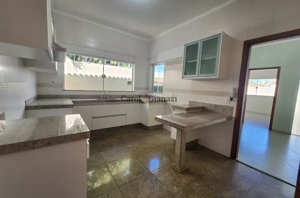 CA1795 - Casa à venda no Centro de Assis