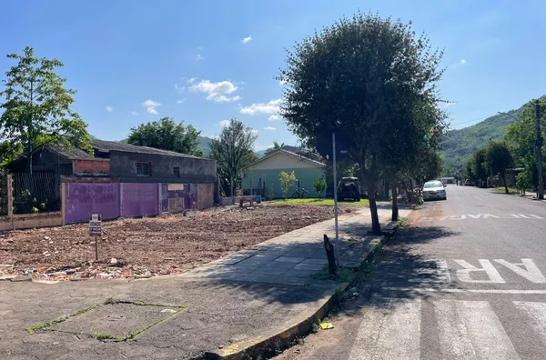 Terreno de esquina,  - Selecione - Bairro, Três Coroas