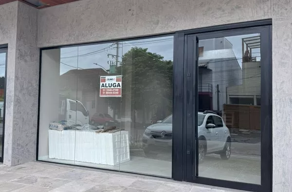 Sala comercial localizado no Edifício Scarpia 483, no centro da cidade. Sala com área de, aproximadamente, 60,00m², composta por espaço comercial e um banheiro. Vitrines na fachada e claraboia. Excelente localização.