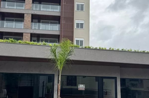 Sala comercial localizado no Edifício Scarpia 483, no centro da cidade. Sala com área de, aproximadamente, 60,00m², composta por espaço comercial e um banheiro. Vitrines na fachada e claraboia. Excelente localização.