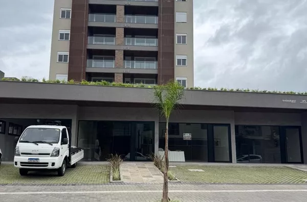 Sala comercial localizado no Edifício Scarpia 483, no centro da cidade. Sala com área de, aproximadamente, 60,00m², composta por espaço comercial e um banheiro. Vitrines na fachada e claraboia. Excelente localização.