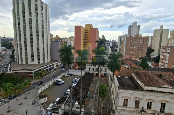 Kitnetão Mobiliado com Dormitório Amplo, Garagem Coberta, Centro, Campinas (SP)