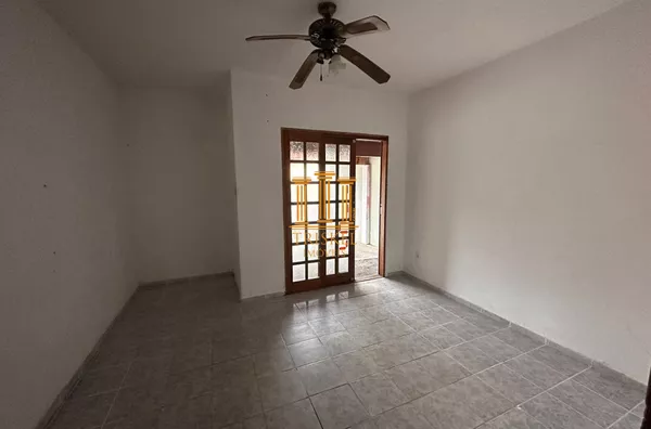 Casa 2 Dorm com quintal e garagem coberta na Cidade Jardim em Taubaté