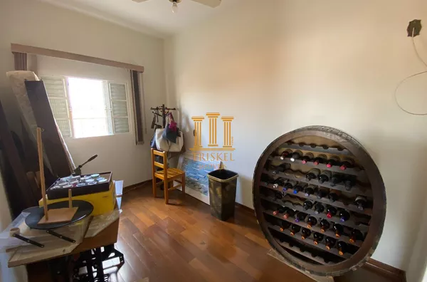 Casa 5 Dorm com 3 suítes garagem coberta, edícula e área gourmet no Centro de Taubaté