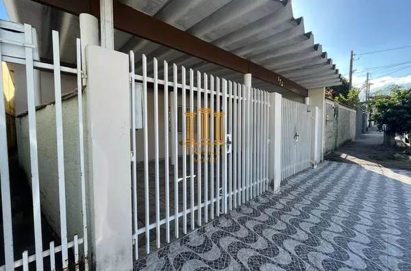 Casa 3 Dorm com suíte e garagem coberta no Jardim Maria Augusta