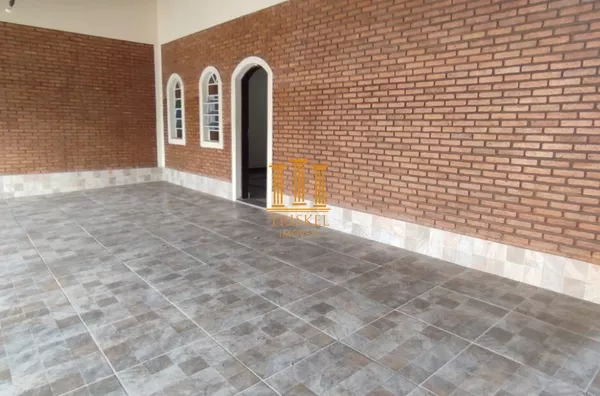 Casa  4 Dorm com suíte e 3 vagas cobertas no Jardim das Bandeira em Taubaté