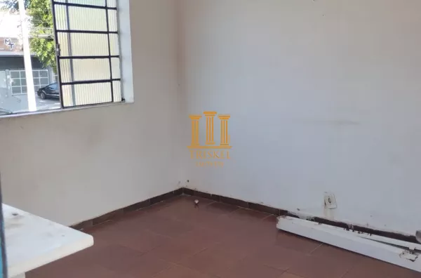 Casa 2 dorm e quintal de frente com a avenida no Jardim America em Taubaté