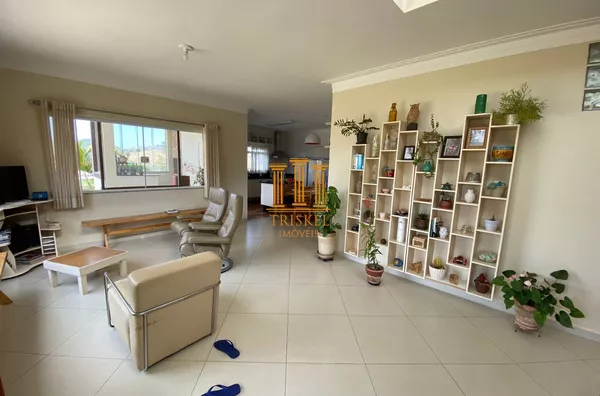 Sobrado 4 Suítes em terreno de 2000m² no Condomínio São Félix do Cataguá emTaubaté