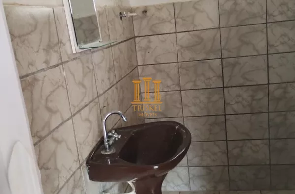 Casa 2 dorm e quintal de frente com a avenida no Jardim America em Taubaté