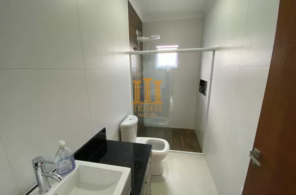 Casa em condomínio 3 Dorm com 2 suítes e piscina