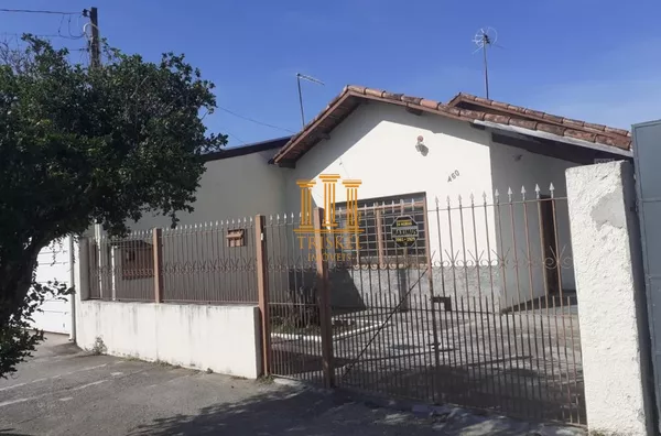 Casa 3 Dorm garagem coberta e rancho nos fundos