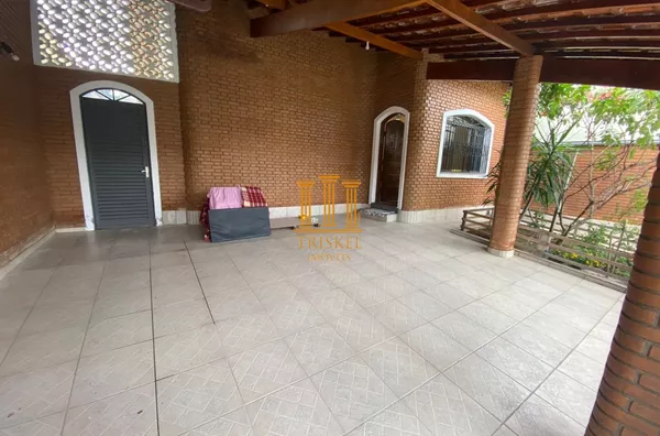 Casa 3 Dorm com suíte garagem coberta e edícula nos fundos