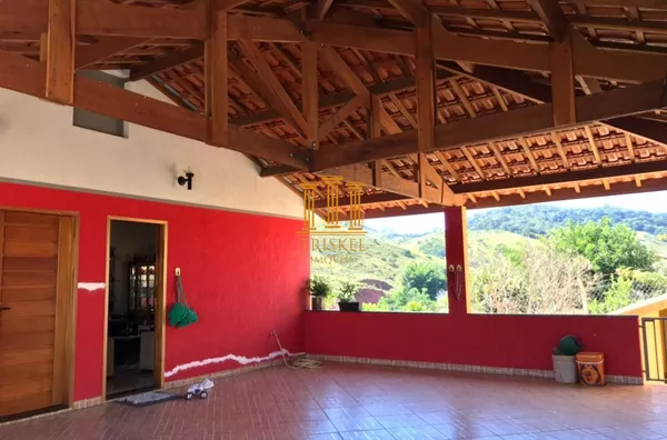 Chácara 4 Dorm com suíte garagem coberta e Piscina