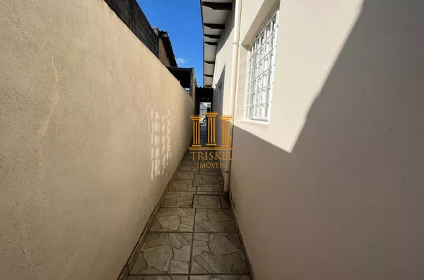 Casa 3 Dorm com suíte e garagem coberta no Jardim Maria Augusta