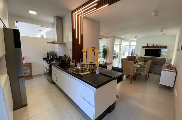 Casa 3 suítes com closet área gourmet garagem para 5 carros e quintal nos fundos no Portal da Mantiqueira em Taubaté