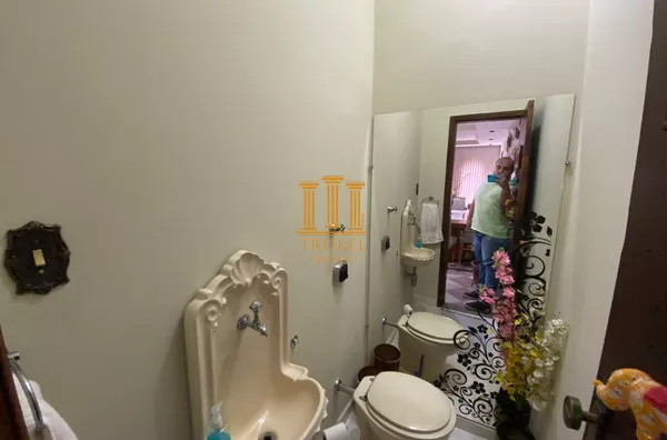 Casa 5 Dorm com 3 suítes garagem coberta, edícula e área gourmet no Centro de Taubaté