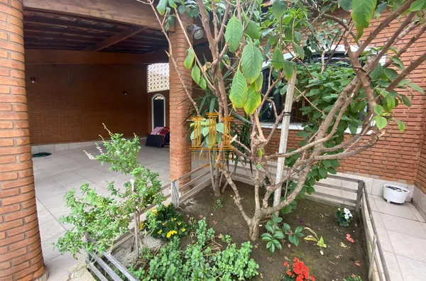 Casa 3 Dorm com suíte garagem coberta e edícula nos fundos