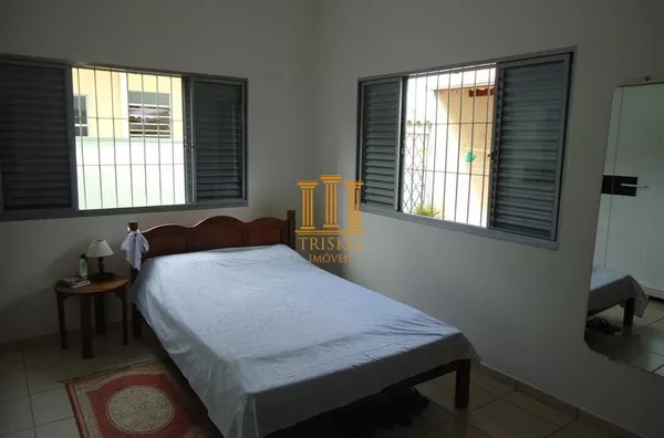 Casa com 4 dorm 2 suítes e vaga para 3 carros no Jardim Santa Clara em Taubaté