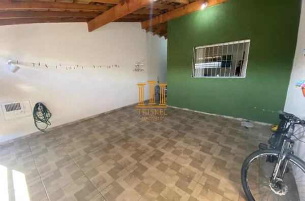 Casa 2 Dorm com garagem coberta e quintal 