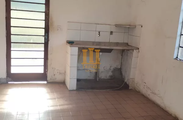 Casa 2 dorm e quintal de frente com a avenida no Jardim America em Taubaté