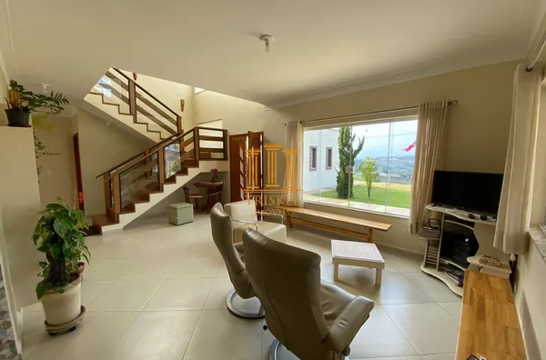 Sobrado 4 Suítes em terreno de 2000m² no Condomínio São Félix do Cataguá emTaubaté