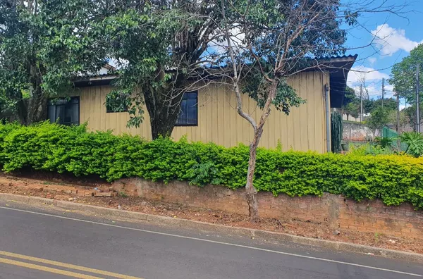 Terreno com casa de madeira  no bancários Pato branco