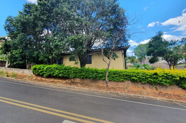 Terreno com casa de madeira  no bancários Pato branco