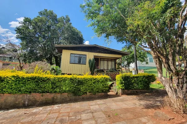 Terreno com casa de madeira  no bancários Pato branco