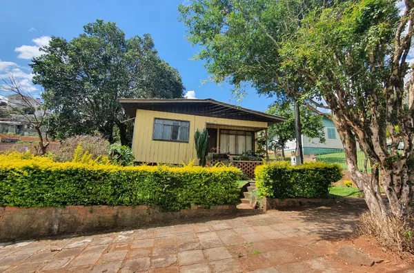 Terreno com casa de madeira  no bancários Pato branco