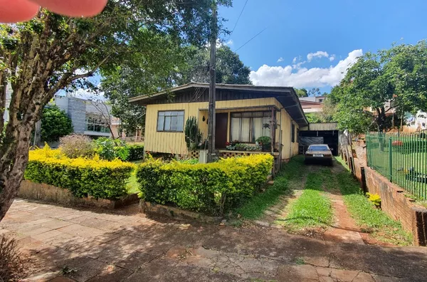 Terreno com casa de madeira  no bancários Pato branco