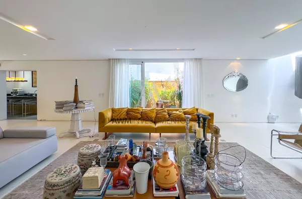 Awm Vende Casa 04 dormitórios no Bairro Chácara Das Pedras, Porto Alegre