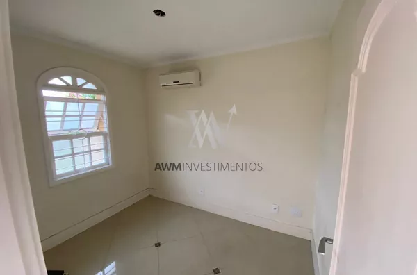 Awm  Vende Casa  04 dormitórios, 02 suítes, no Bairro  Chacara Das Pedras, Porto Alegre