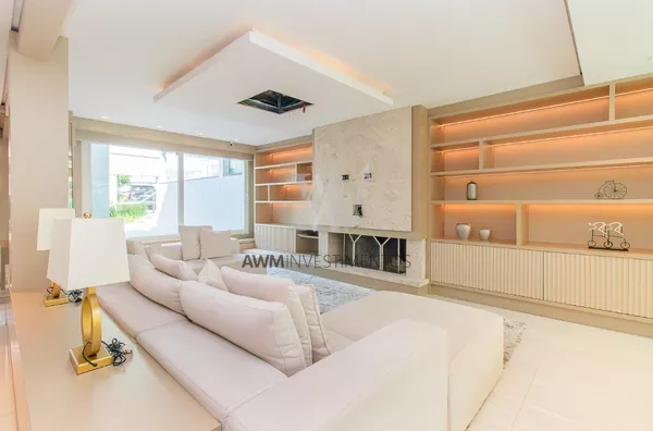 Awm Vende Casa 04 dormitórios, sendo 04 suítes  em Condomínio no Bairro Três Figueiras, Porto Alegre