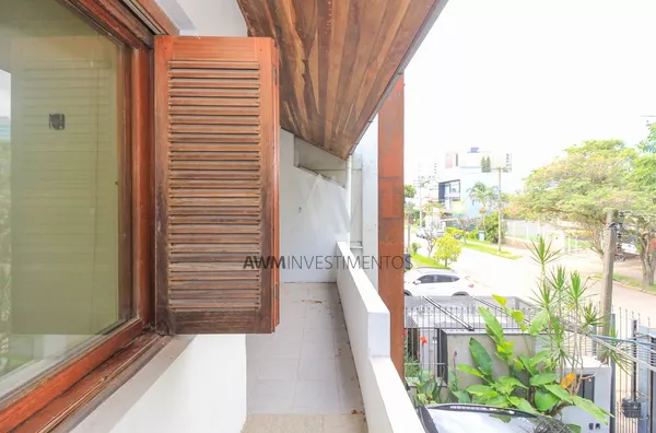 Awm Vende Casa 4 dormitórios 1 suíte no Bairro Chácara Das Pedras, Porto Alegre