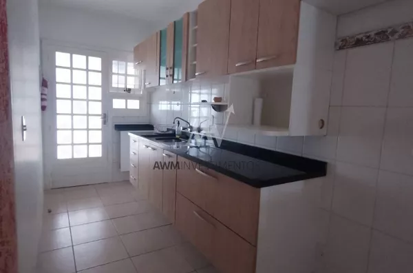 Awm Vende Sobrado de  03 dormitórios no Bairro Hípica, Porto Alegre