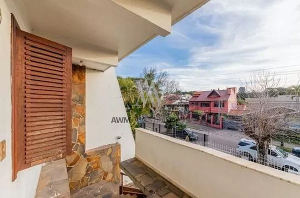 Awm Vende Casa  03 dormitórios no Bairro  Chácara Das Pedras, Porto Alegre