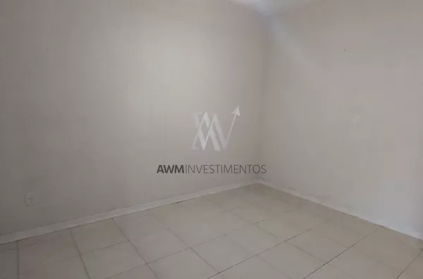 Awm Vende Sobrado de  03 dormitórios no Bairro Hípica, Porto Alegre