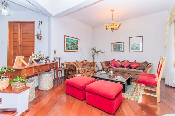 Awm Vende Casa no Bairro Chácara Das Pedras, Porto Alegre