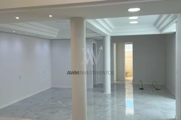 Awm Vende Casa  04 dormitórios no Bairro  Chácara Das Pedras, Porto Alegre