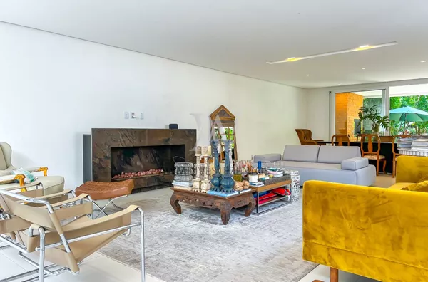 Awm Vende Casa 04 dormitórios no Bairro Chácara Das Pedras, Porto Alegre